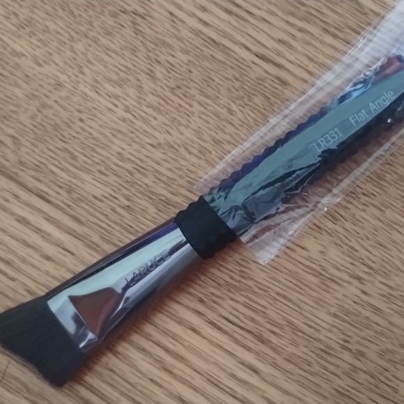 PR PRICE REDUCED x2 PC LARUCE New in package Flat Angle Makeup Brush LR331 - Picture 2 of 4